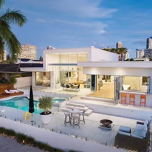 Capri Executive Waterfront - 5 Bedrooms - Heated Pool And Holiday home